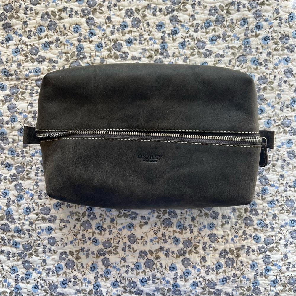 Osprey London - The Jasper Leather Washbag in Gray